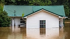 Una casa coperta d'acqua a Lost Creek