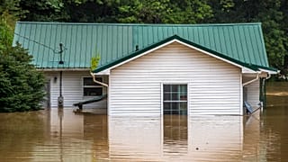 Una casa coperta d'acqua a Lost Creek