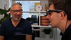 Josh Feldmann testet eine AR-Brille für Schwerhörige und Gehörlose