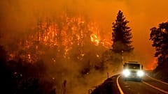 Tűzoltó menekül az erdőtűz elől a 96-os autópályán Kalifornia államban