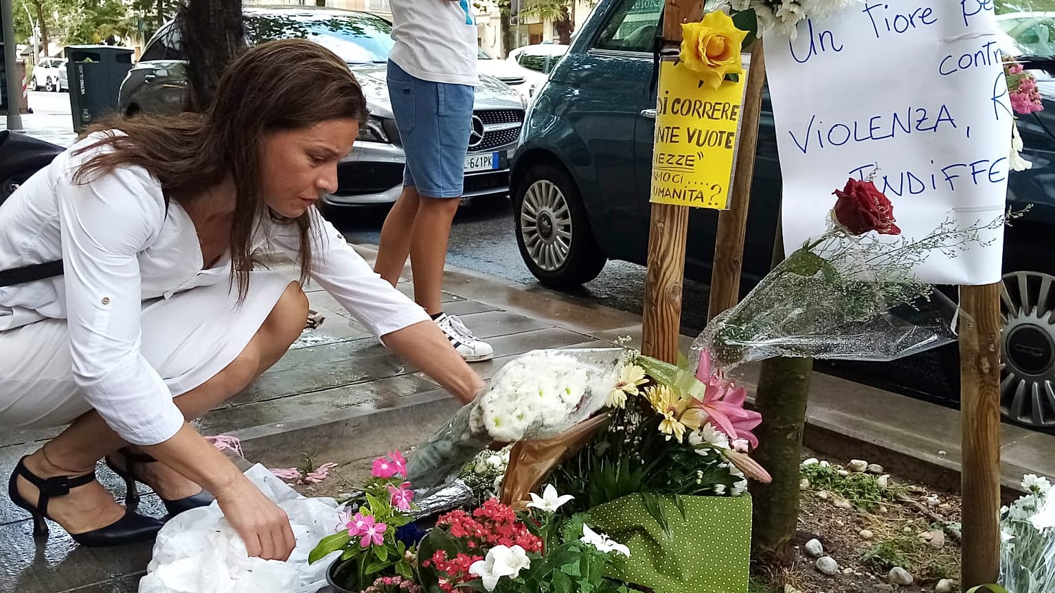 Fiori deposti sul luogo della morte di Alika