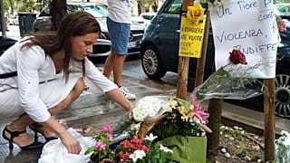 Fiori deposti sul luogo della morte di Alika