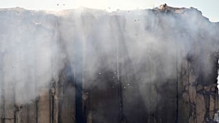 جزء متصدع من إهراءات مرفأ بيروت.