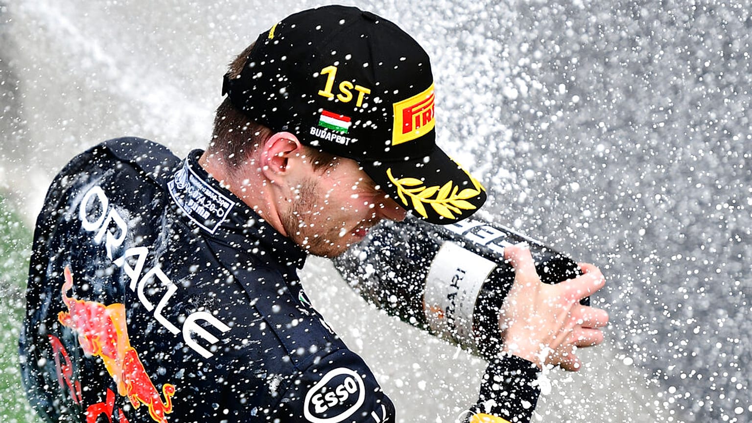 Max Verstappen a győzelmét ünnepli a Hungaroringen