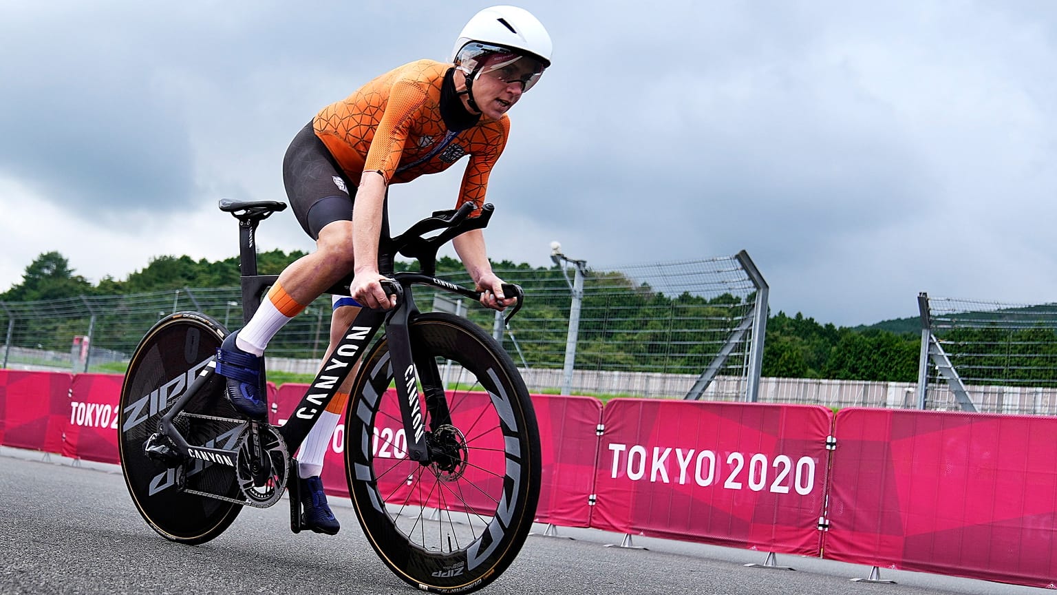 Annemiek van Vleuten a 2021-re halasztott 2020-as tokiói olimpia női országúti kerékpárosok időfutamában 2021. július 28-án