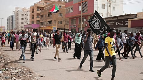 Demonstrierende Menschen in der sudanesischen Hauptstadt Khartum