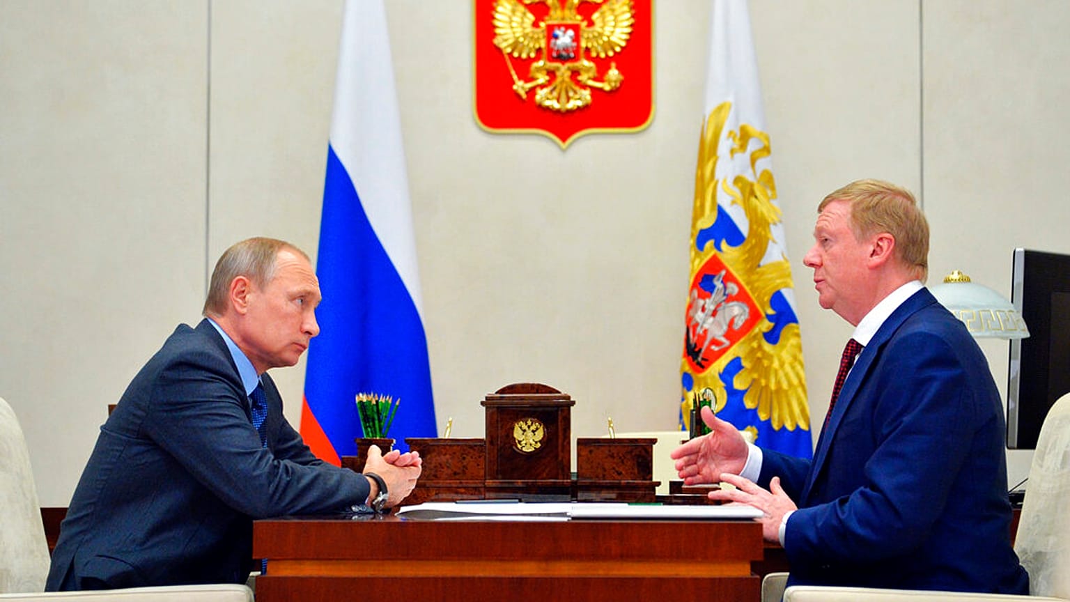 Wladimir Putin (links), Anatoli Tschubais (rechts)