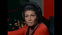 Die Schauspielerin Nichelle Nichols in ihrer Rolle als Lieutenant Nyota Uhura