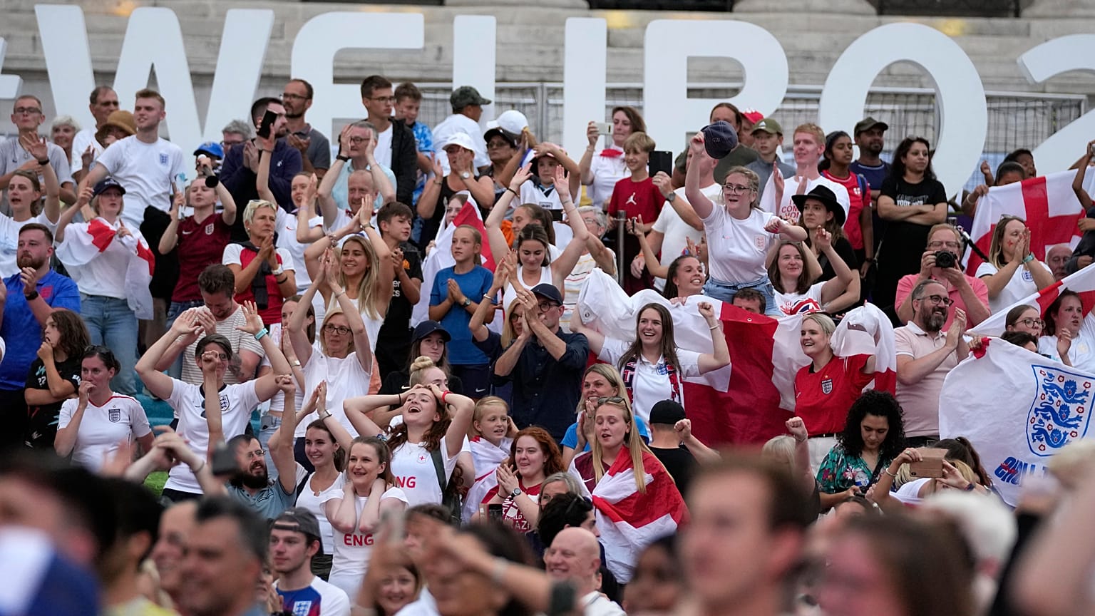 Des supporters anglais célèbrent à Trafalgar Square célèbrent la victoire de leur équipe à l'Euro 2022,  Londres, 31 juillet 2022.