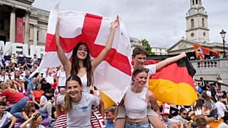 Angol szurkolók a Trafalgar Square-en kialakított szurkolói zónában