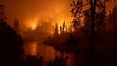 L'incendio nella foresta nazionale di Klamath, al confine tra California e Oregon