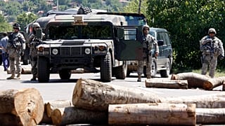 Plaka uygulaması, Kosova ile Sırbistan arasında gerginliğe neden oldu. Fotoğrafta, KFOR (NATO misyonu) askerleri, Mitrovaiça yakınlarında devriye gezerken görülüyor (arşiv)