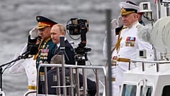 Rusya Devlet Başkanı Vladimir Putin,  St Petersburg kentindeki Neva Nehri'nde gerçekleştirilen Donanma Günü kutlamalarına katıldı