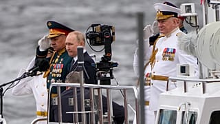 Rusya Devlet Başkanı Vladimir Putin,  St Petersburg kentindeki Neva Nehri'nde gerçekleştirilen Donanma Günü kutlamalarına katıldı