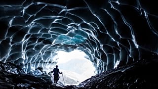 La fonte du glacier de Sardona, à Vaettis, en Suisse a révélé une grotte, photo prise le 27 juillet 2022 