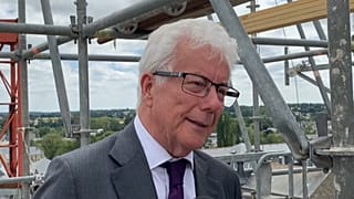 Der Schriftsteller Ken Follet in Dol-de-Bretagne