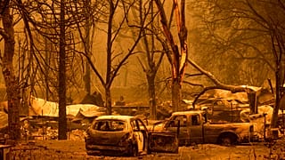 Les véhicules détruits dans la forêt de Klamath en Californie