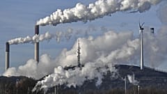 Széntüzelésű erőmű és szélgenerátor egymás mellett Gelsenkirchenben