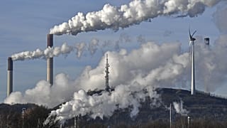 Széntüzelésű erőmű és szélgenerátor egymás mellett Gelsenkirchenben