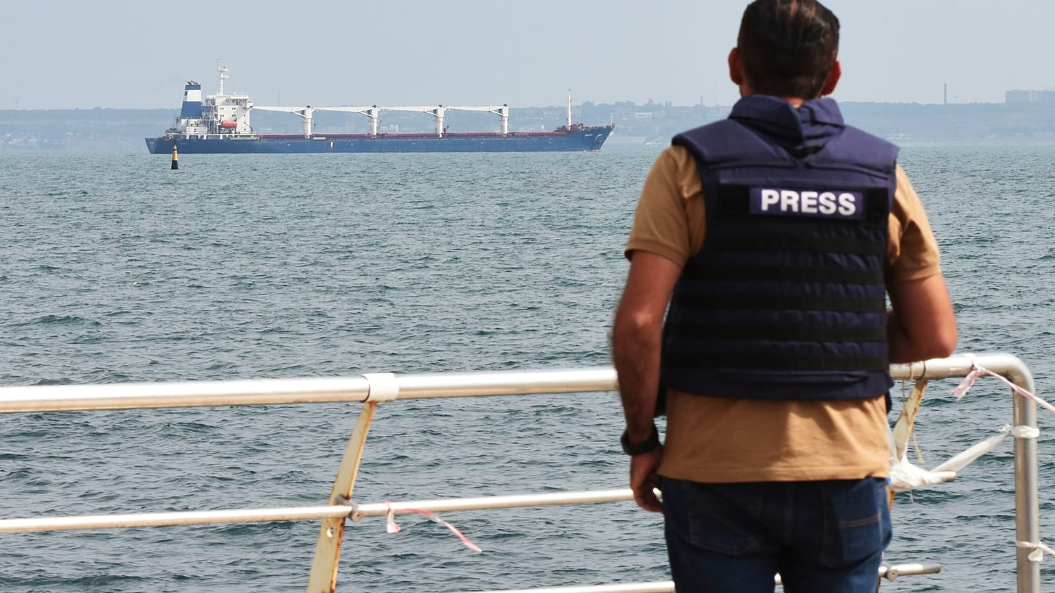 Navio com cereais ucranianos no Mar Negro