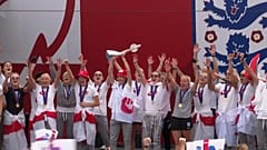 Die englische Frauenfußballmannschaft nach ihrem EM-Sieg 2022