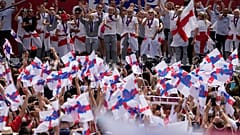 Фанаты приветствуют сборную Англии на Трафальгарской площади. 1 августа 2022