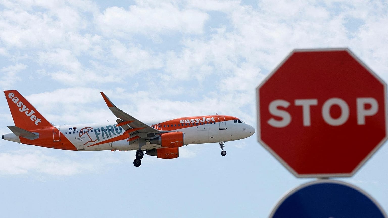 An Easyjet aircraft approaches Josep Tarradellas Barcelona - El Prat airport the day before a cabin crew strike.