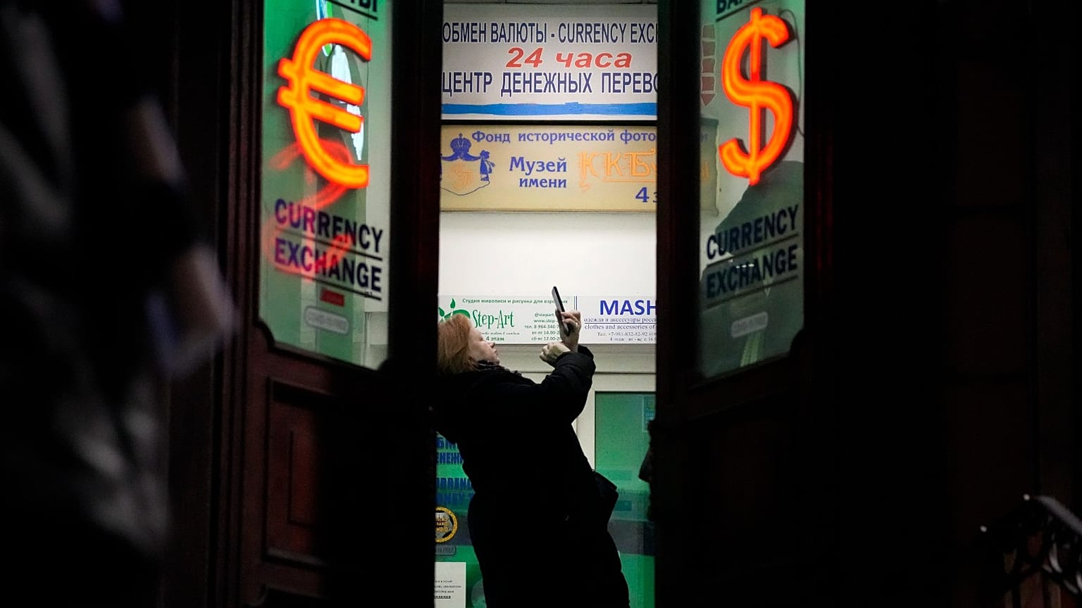 Fast 80 % des weltweiten Zahlungsverkehrs werden in Euro und Dollar abgewickelt. Russische Banken, die auf der schwarzen Liste stehen, haben nur begrenzte Möglichkeiten.