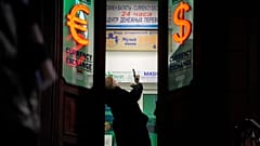 Fast 80 % des weltweiten Zahlungsverkehrs werden in Euro und Dollar abgewickelt. Russische Banken, die auf der schwarzen Liste stehen, haben nur begrenzte Möglichkeiten.