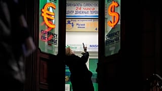 Une femme dans un bureau de change à Saint-Pétersbourg, en Russie, vendredi 25 février 2022.