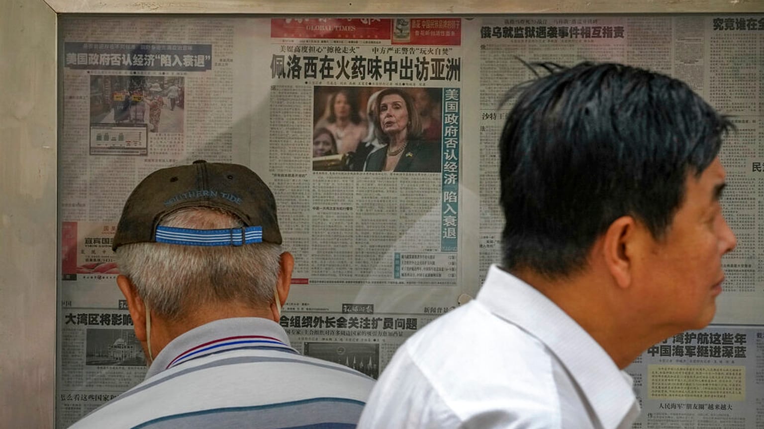 Peking: Zeitungen berichten über die Asien-Reise von US-Politikerin Pelosi.