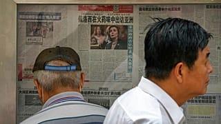 Peking: Zeitungen berichten über die Asien-Reise von US-Politikerin Pelosi.