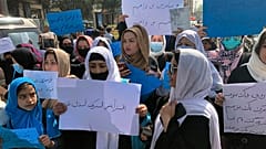 Afgán nők tüntetnek a jogaikért Kabul utcáin 2022 márciusában
