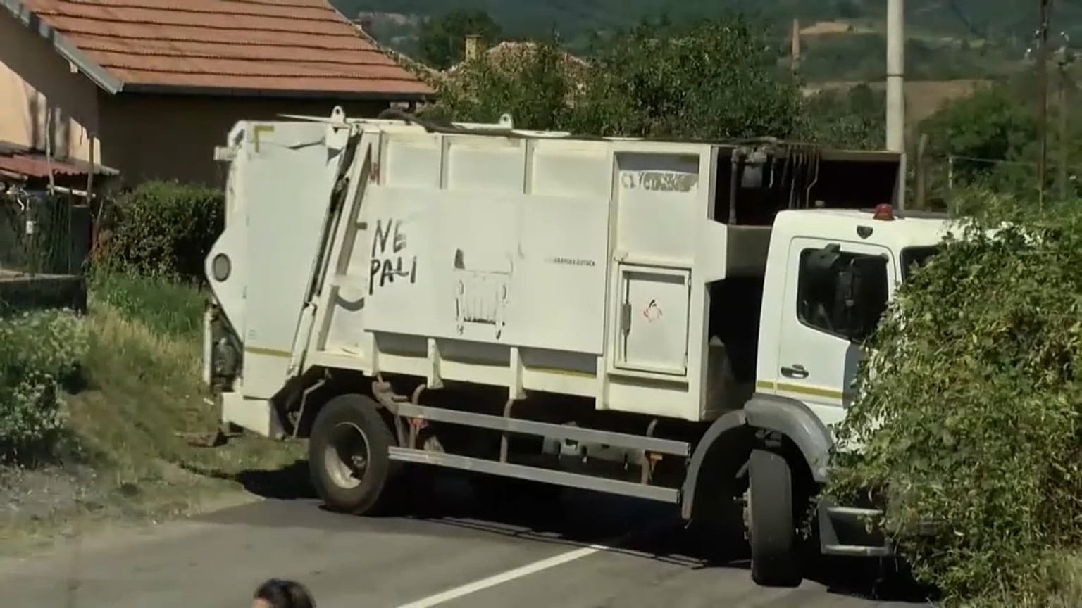 A koszovói szerbek határátkelőket torlaszoltak el az új intézkedések elleni tiltakozásul