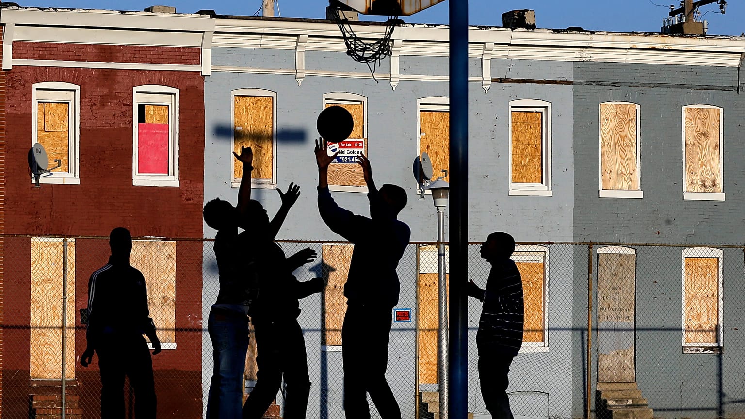 Basketbol oynayan çocuklar