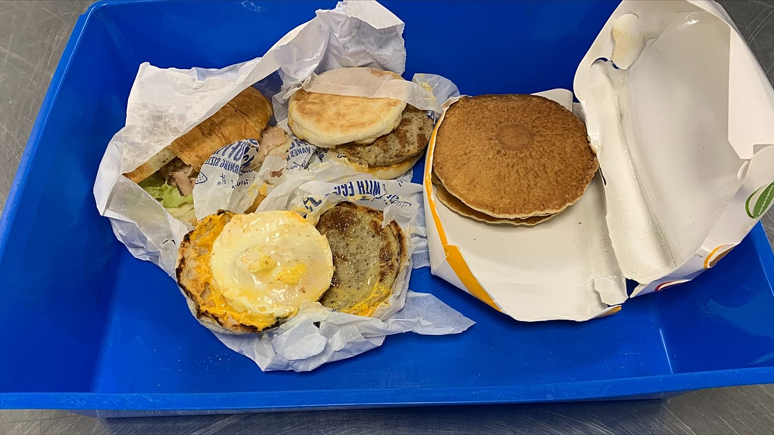 Das vergessene Frühst¨ück im Müll am Darwin Airport in Australien