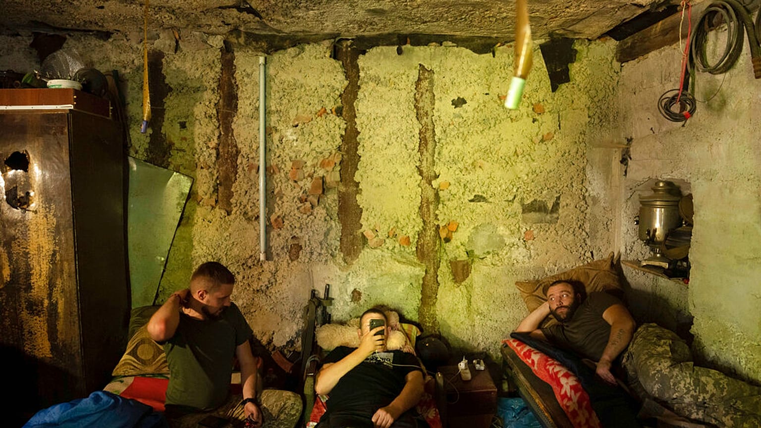 Ukrainische Soldaten ruhen sich in einem Keller in der Region Charkiw aus