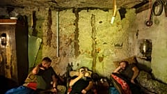 Ukrainische Soldaten ruhen sich in einem Keller in der Region Charkiw aus