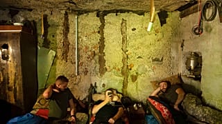 Ukrainische Soldaten ruhen sich in einem Keller in der Region Charkiw aus