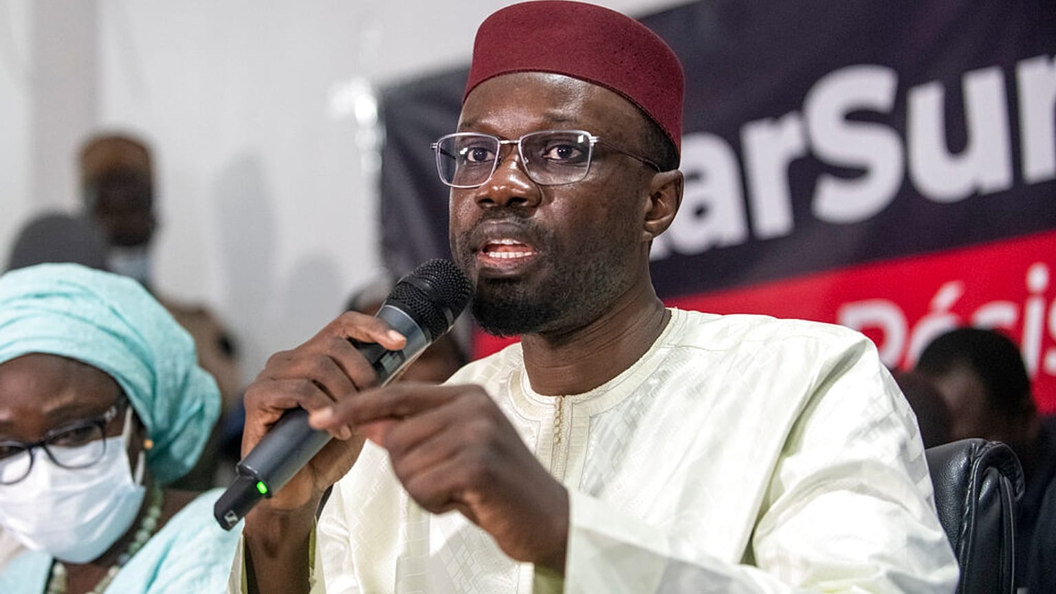 Le chef de l'opposition sénégalaise Ousmane Sonko s'adresse aux journalistes après sa libération de la garde à vue à Dakar, Sénégal, le 8 mars 2021