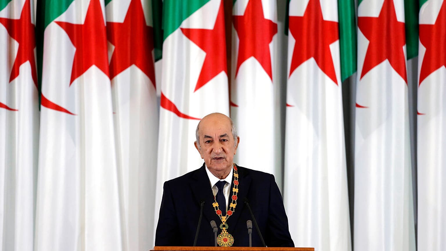 الرئيس الجزائري عبد المجيد تبون يلقي كلمة خلال حفل الافتتاح في القصر الرئاسي بالجزائر العاصمة، الخميس 19 ديسمبر 2019
