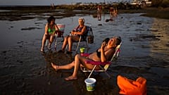 Mujeres en la playa de Chipiona, en la provincia de Cádiz