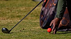 Teresa Zarate, une indigène aymara, se prépare à jouer au golf lors du tournoi des travailleurs du club de Mallasilla, dans la banlieue de La Paz (Bolivie) - le 1er août 2022
