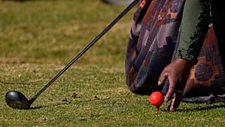 Teresa Zarate, une indigène aymara, se prépare à jouer au golf lors du tournoi des travailleurs du club de Mallasilla, dans la banlieue de La Paz (Bolivie) - le 1er août 2022