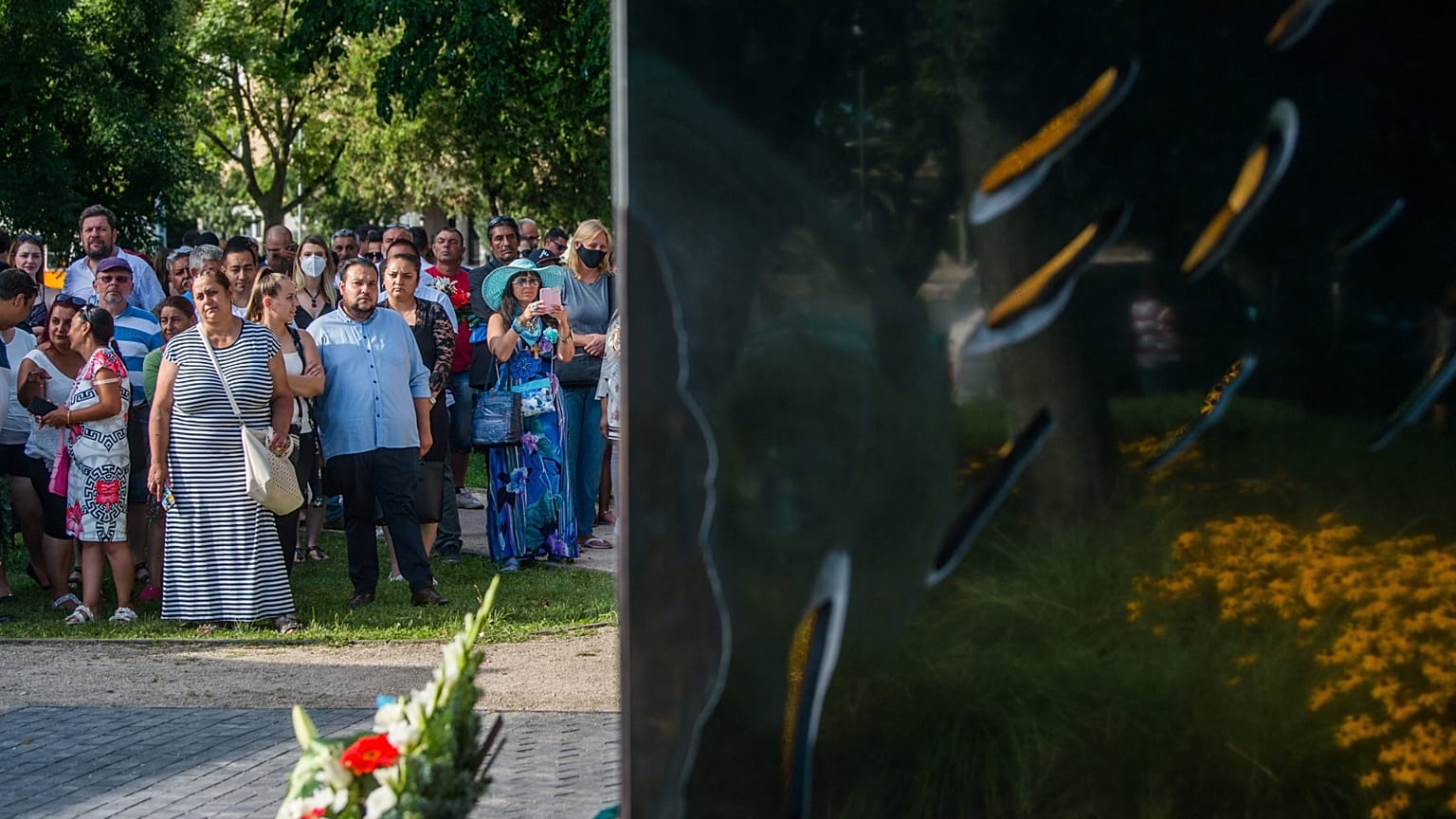 Archív fotó: megemlékezés a roma holokauszt (porajmos) emlékművénél a budapesti Nehru parton
