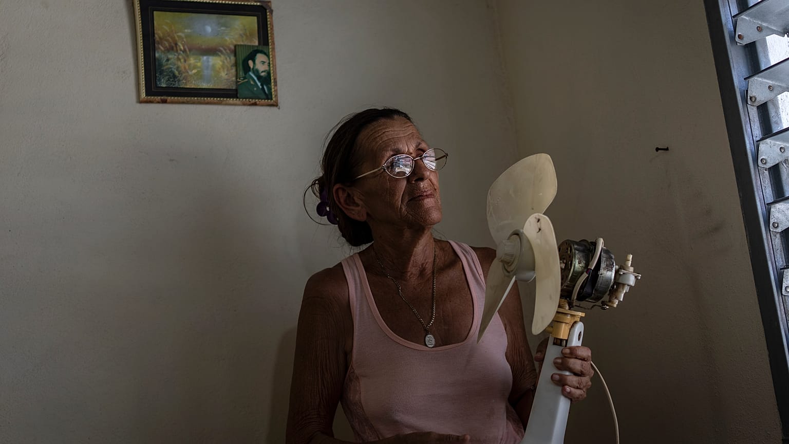 Miriam Cortés posa con su ventilador en Regla, Cuba, el lunes 1 de agosto de 2022. 