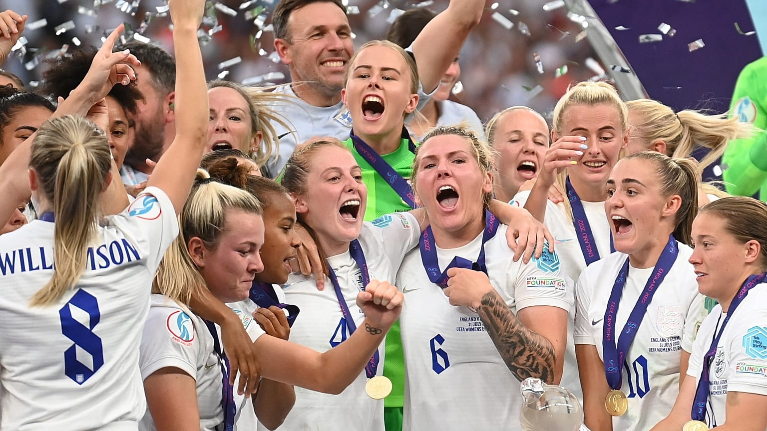 Az angol játékosok, miután 2-1-re győztek Németország ellen a női labdarúgó Európa-bajnokság döntőjében a londoni Wembley Stadionban 2022. július 31-én