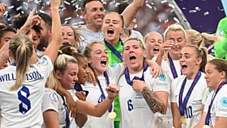 Az angol játékosok, miután 2-1-re győztek Németország ellen a női labdarúgó Európa-bajnokság döntőjében a londoni Wembley Stadionban 2022. július 31-én
