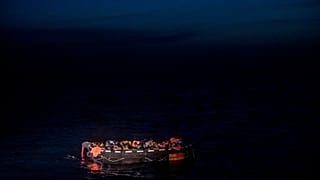 Μετανάστες διασχίζουν τη θάλασσα σε μικρές βάρκες (φωτογραφία αρχείου)