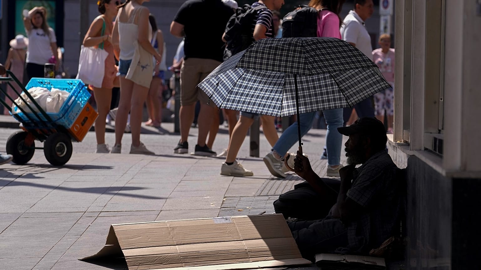 Des personnes se rafraîchissent dans une plage urbaine au parc Madrid Rio à Madrid, en Espagne - Le 13 juillet 2022